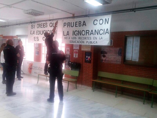La Policía retiró dos pancartas de un colegio electoral por la denuncia del PP