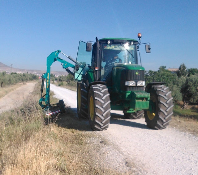 Labores de limpieza en la vía verde y camino del cementerio