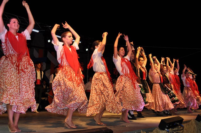 El Grupo Municipal de Coros y Danzas actúa en Cartagena