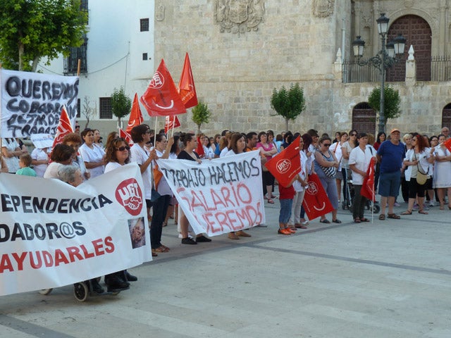 Las trabajadoras de la ley de la dependencia se vuelven a concentrar en la Plaza Mayor de Baza