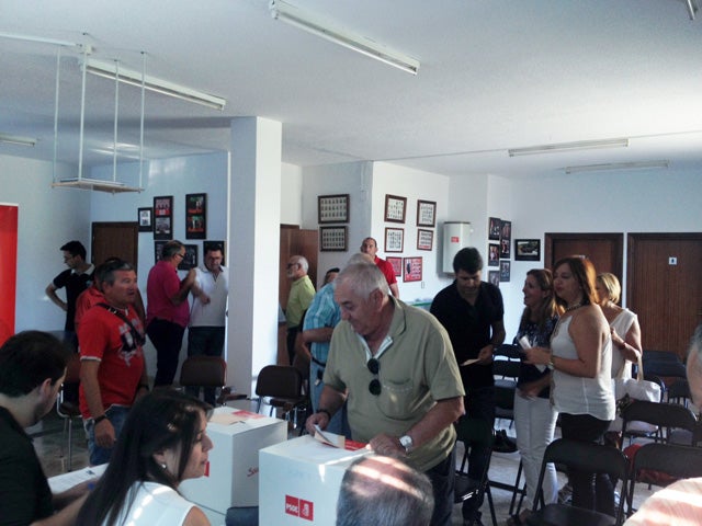 El PSOE de Baza vota mayoritariamente a Pedro Sánchez