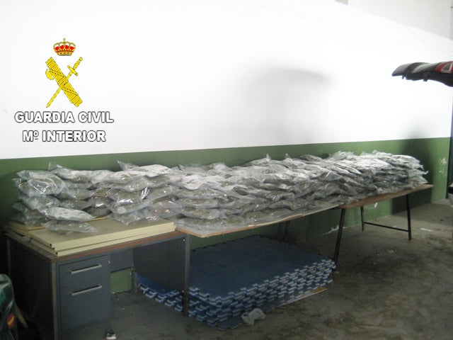 La Guardia Civil detiene en Baza a un hombre que transportada 64 kilos de marihuana