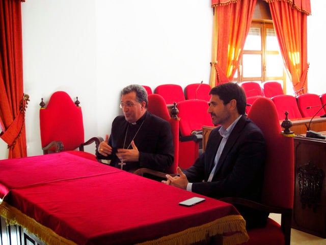 El Alcalde de Baza recibe al Obispo, Ginés García