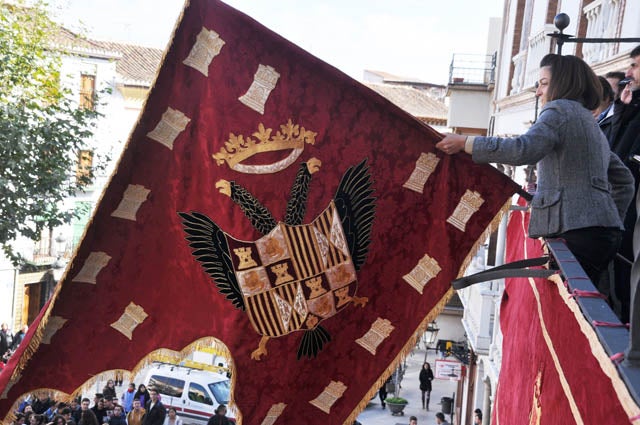 Miles de personas llenan la Plaza Mayor en el `Baza qué ´