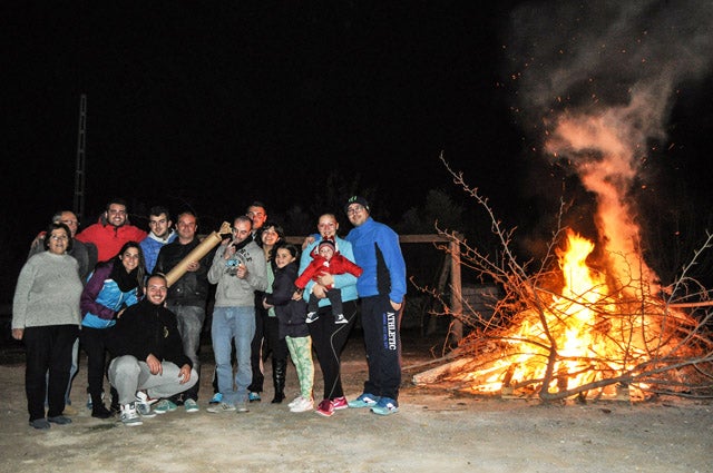 Baza aún mantiene la tradición de las hogueras de Santa Lucía