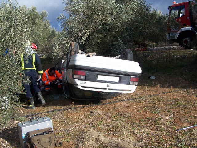 Un hombre fallece  al chocar el vehículo en el que viajaba contra un árbol en Cuevas del Campo