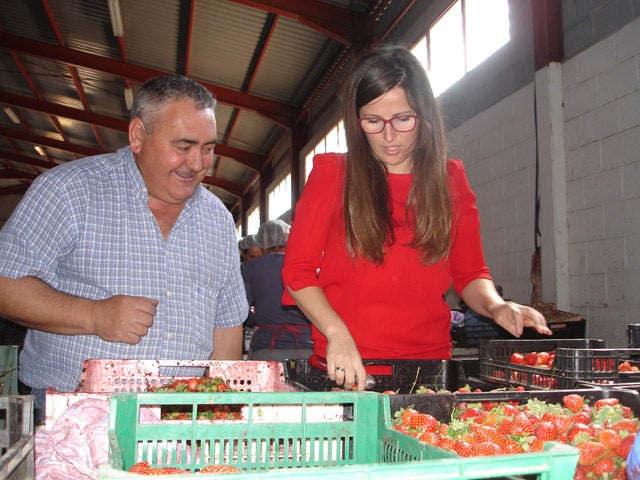 La alcaldesa subraya el papel de las empresas que “llevan el nombre de Caniles por todo el mundo”