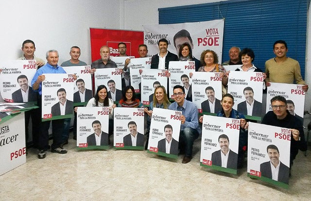 El PSOE de Baza inicia la campaña electoral con la colocación de banderolas y pancartas