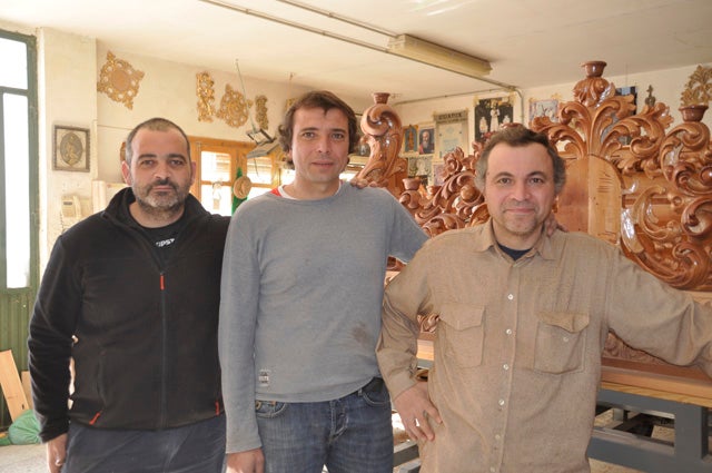 El artesano bastetano Esteban Jiménez realiza hoy un taller de talla en la Fuente de las Batallas de Granada