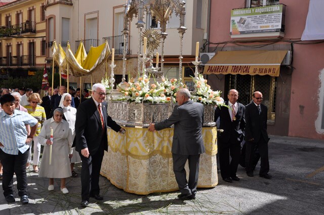 La procesión del Corpus en Baza,  se pasea por los altares instalados a lo largo de su recorrido