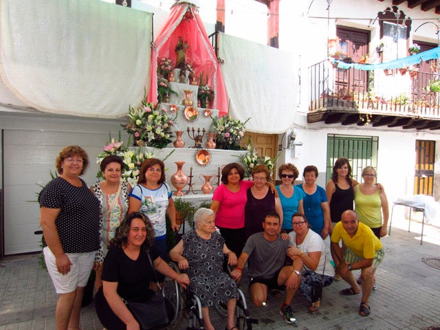 Los vecinos del barrio de San Juan  montan su tradicional altar a la virgen del Carmen