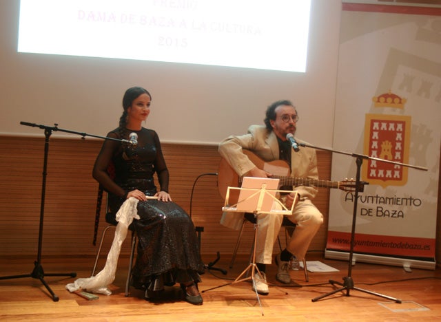 La bailaora bastetana Eva Manzano puso la magia en la entrega del premio Dama de Baza