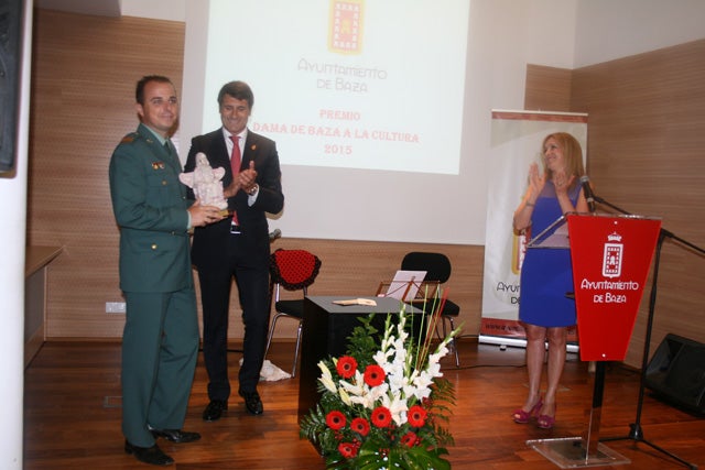 El sargento de la Guardia Civil, Pedro Molina Espinosa, recibe el Premio Dama de Baza a la Cultura