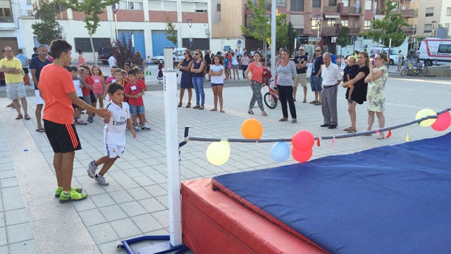 El deporte une a atletas locales y niños y niñas para recordar la figura de José Luis Martínez