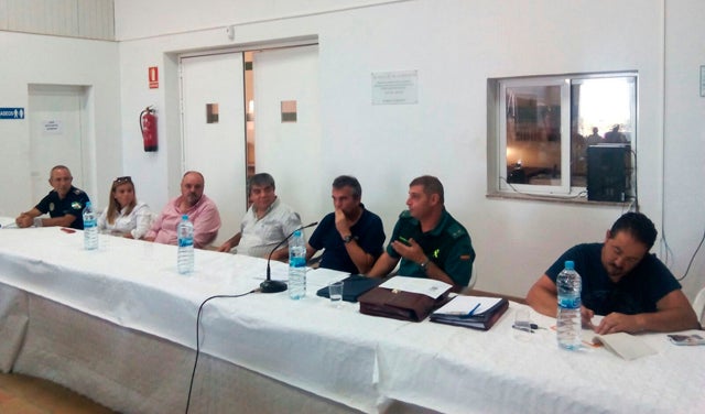 Los ayuntamientos de Huéscar, Castillejar y Castril y agricultores intentan evitar los robos de almendra