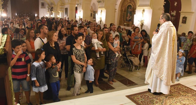 Presentación de los niños bastetanos ante la Virgen de la Piedad