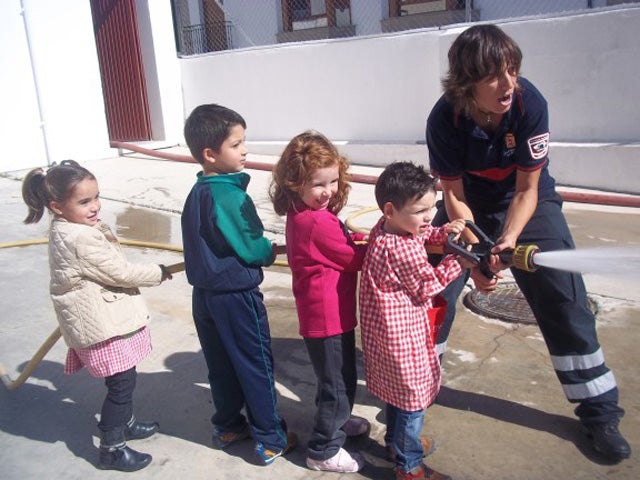 Alumnos del Colegio Jabalcón juegan a ser Bomberos en el parque de Baza