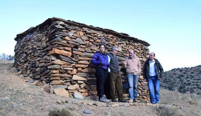 Voluntarios medioambientales recuperan un pajar y una era en la aldea de “El Tesorero” en el Parque Natural de la Sierra de Baza