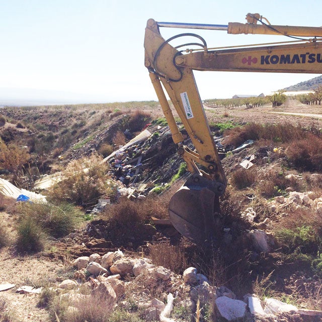 La Confederación limpia el vertedero del Barranco “Los Pinos” en Almaciles