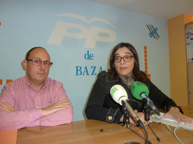 La presidenta del PP de Baza cesa al portavoz municipal Fernando Serrano y se pone ella