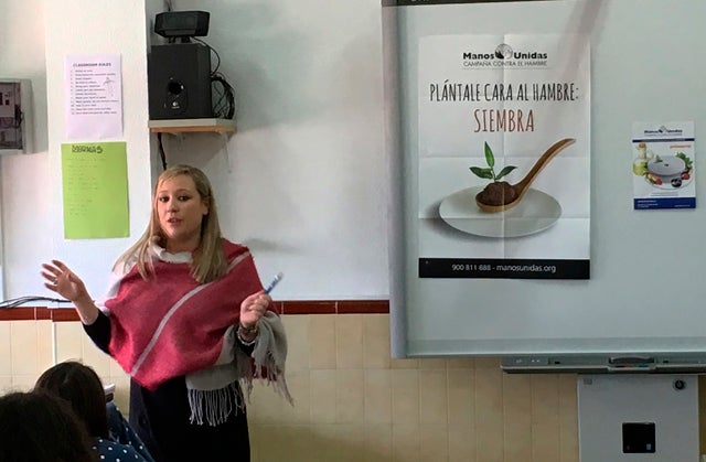 La responsable de Manos Unidas de Baza, María Muñoz visita los institutos