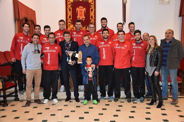 El Meridiano Baza es recibido en el Ayuntamiento tras lograr la Copa FAB