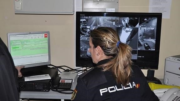 La Policía Nacional detiene a un hombre por simular la sustracción de su vehículo