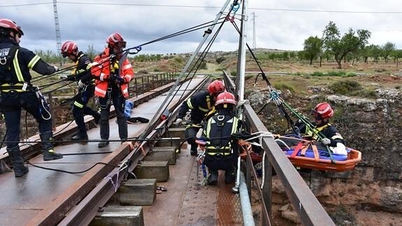 Los bomberos de Baza realizan prácticas de salvamento en el Puente de Baúl