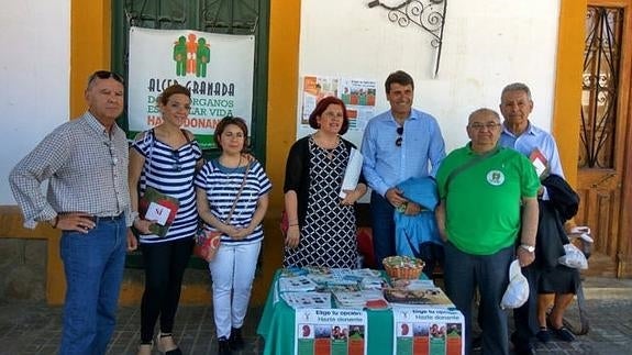 Mesa informativa instalada por Alcer Baza.
