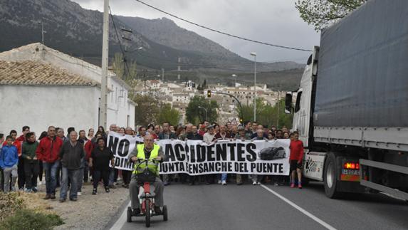 La Diputación aprueba una moción para pedir a la Junta que ensanche el puente de La Puebla