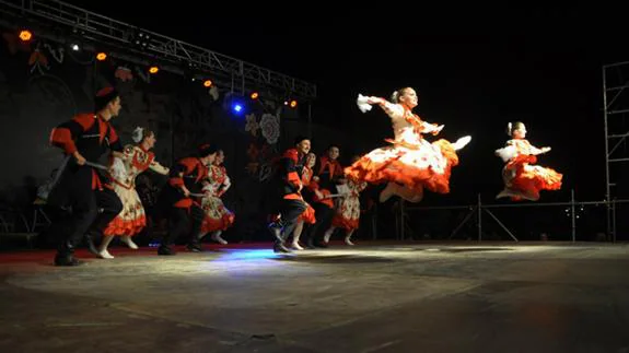 El Gran Ballet Argentino puso un brillante final al Festival Internacional de Folklore de Baza