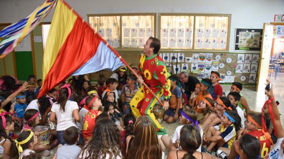 El Cascamorras de honor visita la Escuela de Verano