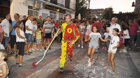 El Cascamorras, rodeado de niños y mayores por las calles de Baza. 