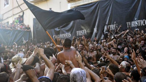 La ciudad se ha teñido de negro. 