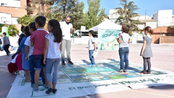 Los alumnos del Colegio Francisco de Velasco aprenden a reciclar el vidrio