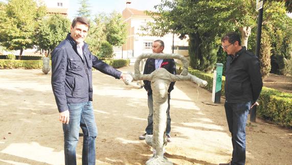 Baza amplía la red de parques saludables instalando equipamientos en Luis Cobos y La Montija
