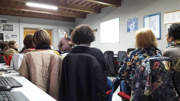 Guadalinfo Huéscar acoge una charla informativa de FACUA sobre telefonía e Internet