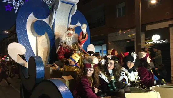 Miles de personas se echan a la calles de Baza para la Cabalgata de Reyes
