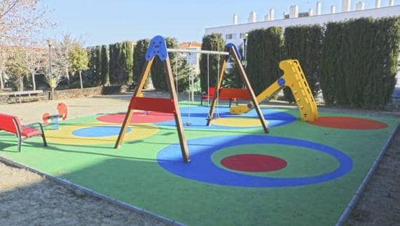 El Ayuntamiento de Baza renueva y mejora los parques infantiles