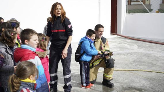 Un centenar de alumnos reciben formación en el Parque de Bomberos