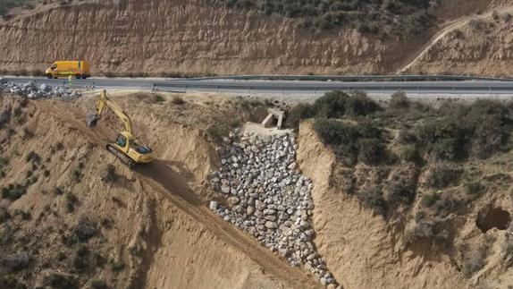 La Junta mejora el drenaje en el kilómetro 84 de la A-315, en Cuevas del Campo