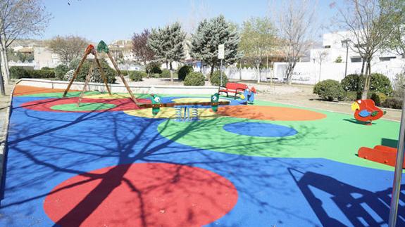 El Parque de Los Prados ya luce con su zona infantil renovada