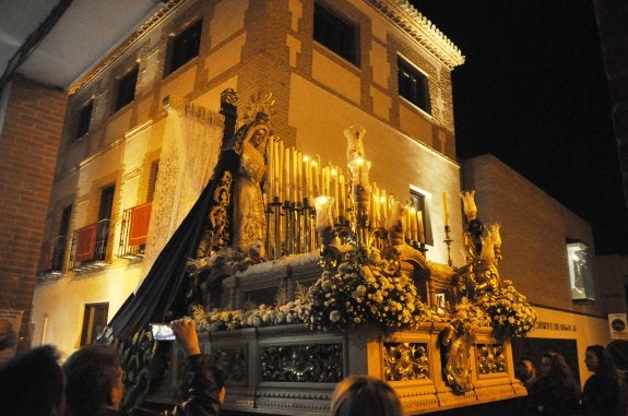 María Santísima al Pie de la Cruz, en la calle Alhóndiga.