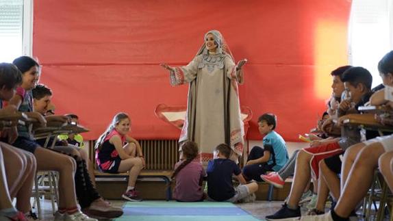La Dama de Baza visita los colegios para explicar a los escolares quién fue y su relevancia histórica