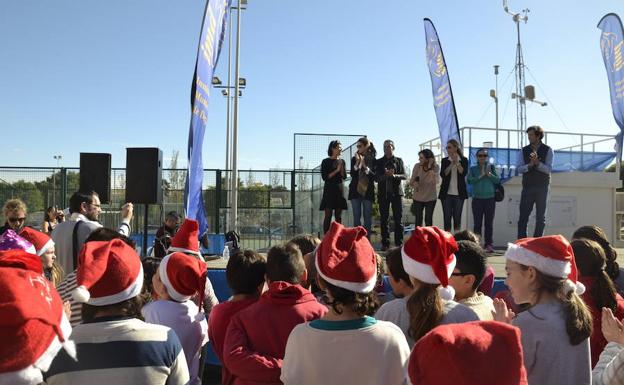 Alumnos de diferentes centros educativos disfrutan de la Fiesta del Deporte desde el Pabellón de El Ejido, en diciembre del pasado año. 