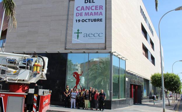 El Auditorio de El Ejido ya luce el lazo rosa del cáncer de mama 