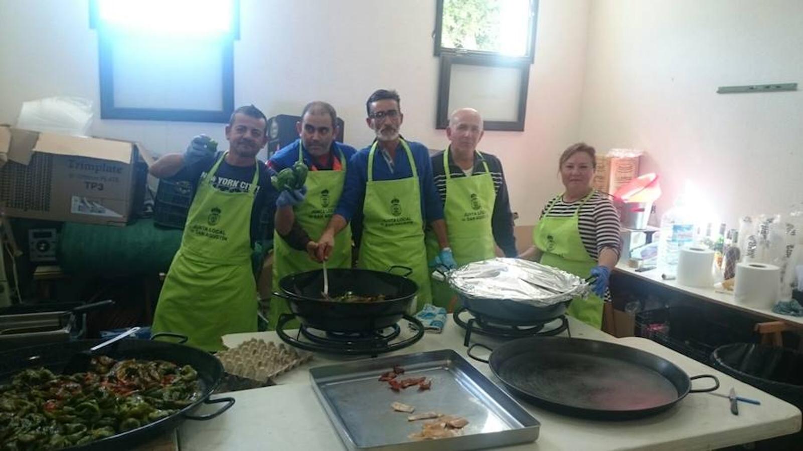 El parque del Palmeral de Balerma ha acogido esta mañana distintas actividades para los más pequeños como carreras y juegos de orientación, como paso previo al acto institucional. San Agustín, por su parte, está disfrutando de una intensa jornada donde el baile y la música son protagonistas.