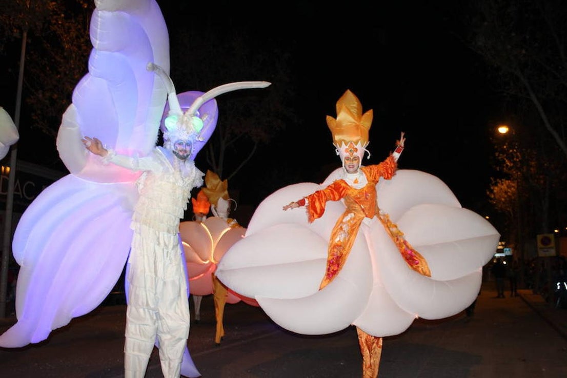 Miles de personas asistieron en la tarde noche de hoy a la Cabalgata de Reyes que desde las siete de la tarde y hasta pasadas las nueve de la noche recorrió el centro de El Ejido. Más de mil personas pusieron el color, la alegría, la magia y la música para que el numeroso público disfrutara.