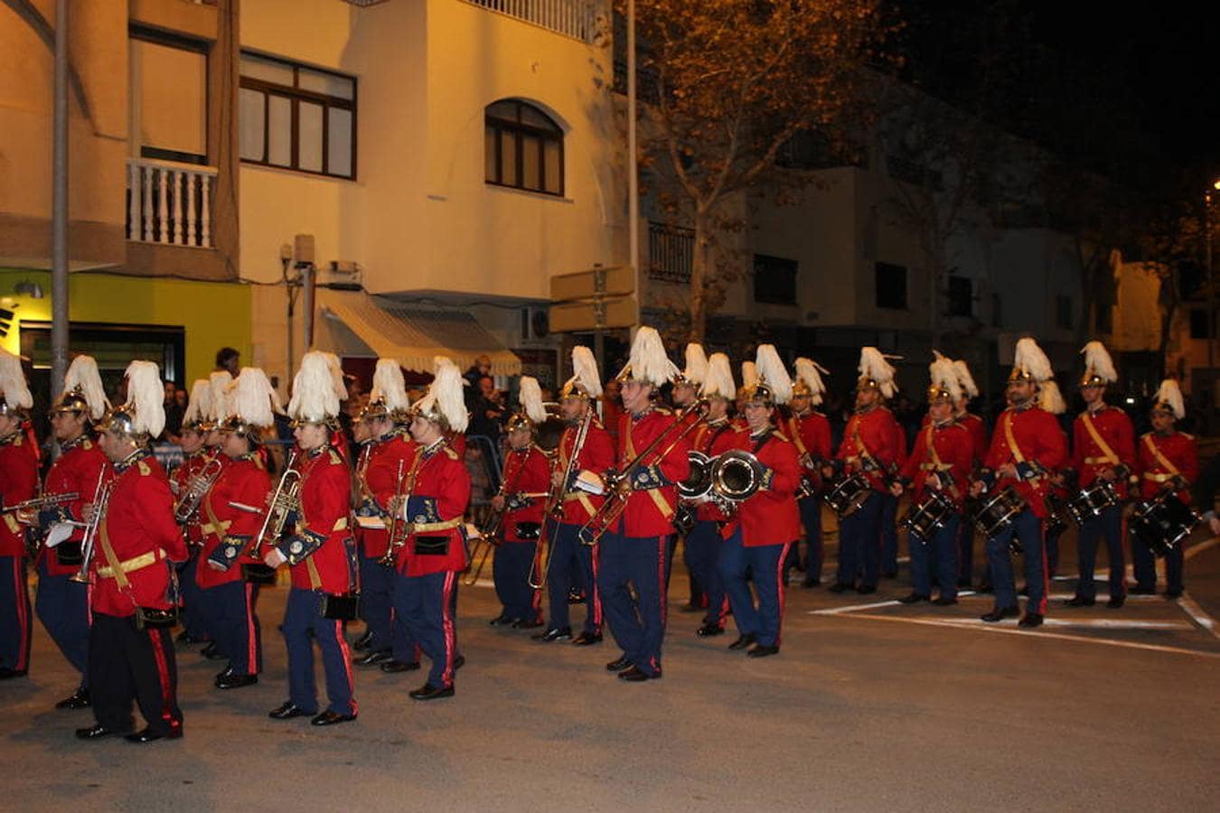 Miles de personas asistieron en la tarde noche de hoy a la Cabalgata de Reyes que desde las siete de la tarde y hasta pasadas las nueve de la noche recorrió el centro de El Ejido. Más de mil personas pusieron el color, la alegría, la magia y la música para que el numeroso público disfrutara.