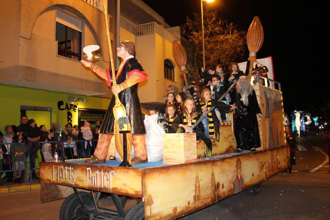 Miles de personas asistieron en la tarde noche de hoy a la Cabalgata de Reyes que desde las siete de la tarde y hasta pasadas las nueve de la noche recorrió el centro de El Ejido. Más de mil personas pusieron el color, la alegría, la magia y la música para que el numeroso público disfrutara.